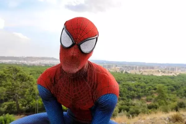 Antalyalı 'Spiderman', ekmeğini kostümünden kazanıyor Antalyalı 'Spiderman', ekmeğini kostümünden kazanıyor