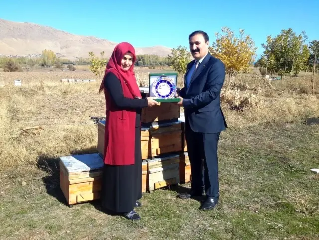 Başkan Süer'den Türkiye birincisi kadın çiftçiye plaket