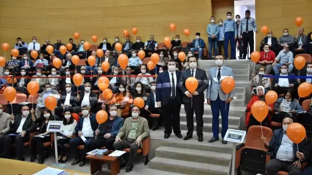 Belediye başkanı ve meclis üyeleri toplantıya maskeyle katıldı