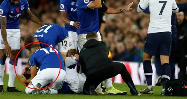 Cenk Tosun, Andre Gomes'in ayağının kırıldığı dakikaları anlattı: Şoka girmişti Cenk Tosun, Andre Gomes'in ayağının kırıldığı dakikaları anlattı: Şoka girmişti