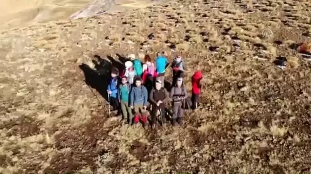 Dağcılar Şerafettin Dağı zirvesinde Türk bayrağı açtı Dağcılar Şerafettin Dağı zirvesinde Türk bayrağı açtı