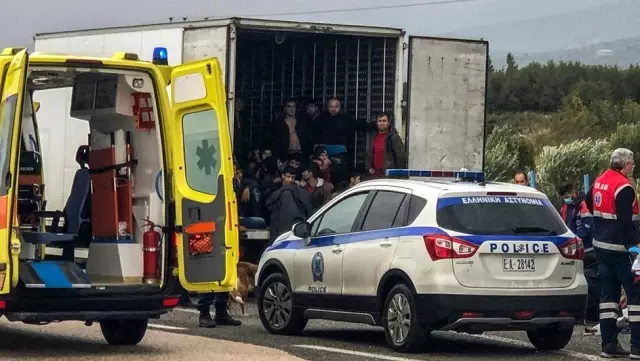 İskeçe'de durdurulan Türkiye'den gönderilen donduruculu tırda 41 mülteci bulundu İskeçe'de durdurulan Türkiye'den gönderilen donduruculu tırda 41 mülteci bulundu
