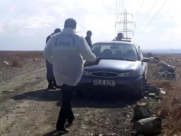 Kadın arkadaşını öldürüp, yanındaki erkeği yaraladı Kadın arkadaşını öldürüp, yanındaki erkeği yaraladı