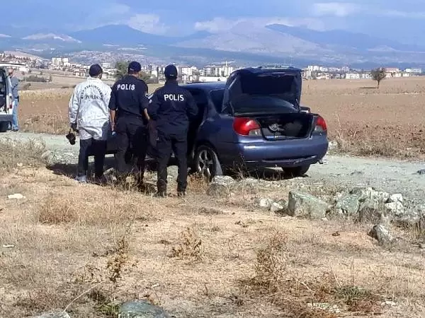 Kadın arkadaşını öldürüp, yanındaki erkeği yaraladı Kadın arkadaşını öldürüp, yanındaki erkeği yaraladı