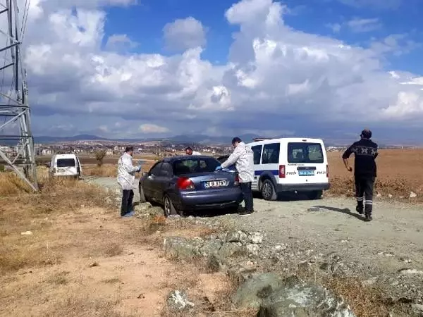 Kadın arkadaşını öldürüp, yanındaki erkeği yaraladı Kadın arkadaşını öldürüp, yanındaki erkeği yaraladı