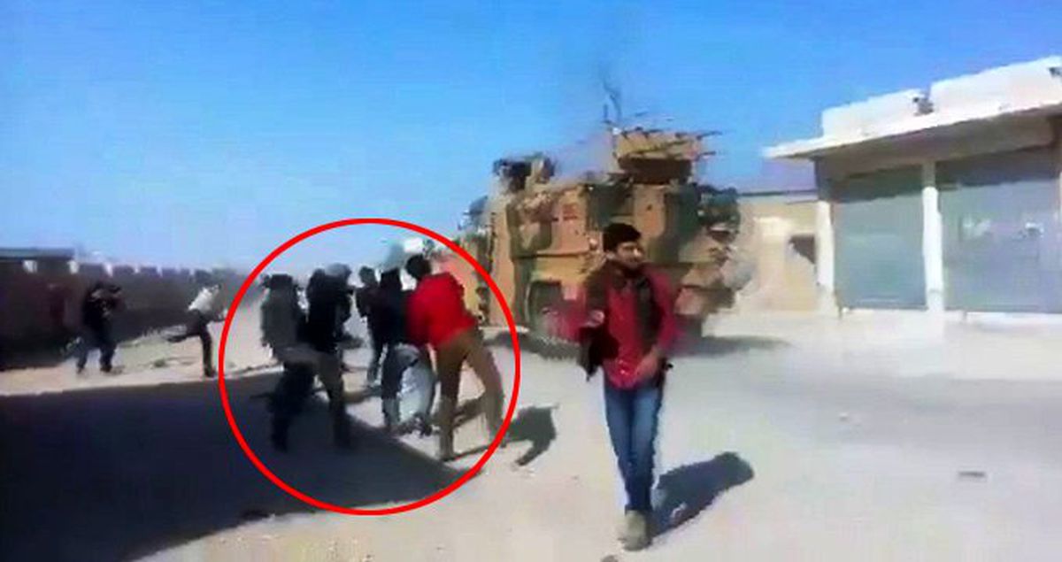 Kobani'de skandal görüntüler! YPG'liler Türk askerlerine taş fırlattı