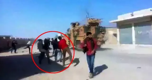 Kobani'de skandal görüntüler! YPG'liler Türk askerlerine taş fırlattı
