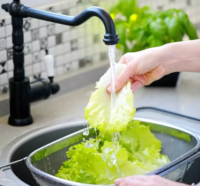 Meyve ve sebzeler nasıl ve hangi yöntemle yıkanmalı ? Meyve ve sebzeler nasıl ve hangi yöntemle yıkanmalı ?