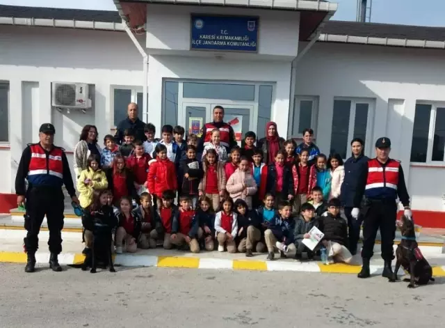 Öğrencilerden jandarmaya ziyaret Öğrencilerden jandarmaya ziyaret