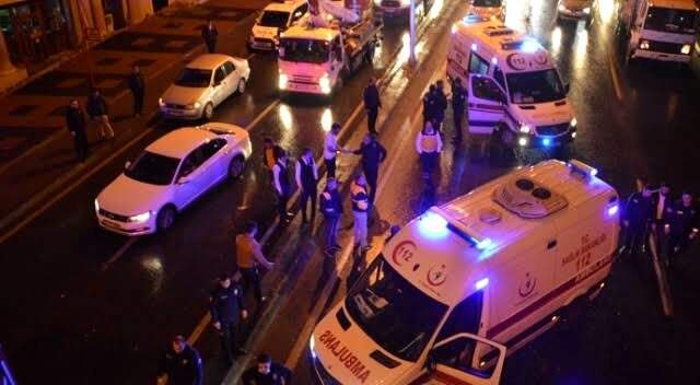 Polisleri taşıyan midibüs direğe çarptı: 3 polis ağır yaralı