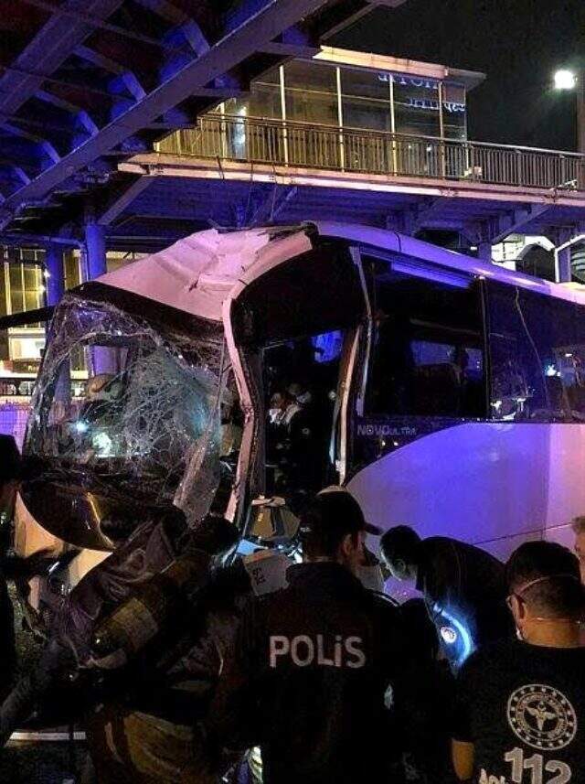 Polisleri taşıyan midibüs direğe çarptı: 3 polis ağır yaralı