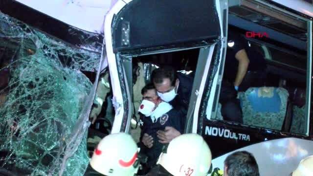 Polisleri taşıyan midibüs direğe çarptı: 3 polis ağır yaralı