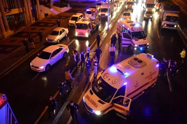 Polisleri taşıyan minibüs kaza yaptı: 3 yaralı