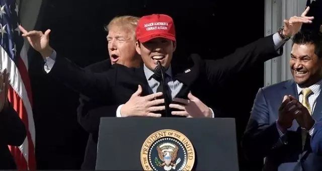 Trump, Beyaz Saray'da beyzbol oyuncusu Kurt Suzuki'ye arkasından sarıldı Trump, Beyaz Saray'da beyzbol oyuncusu Kurt Suzuki'ye arkasından sarıldı
