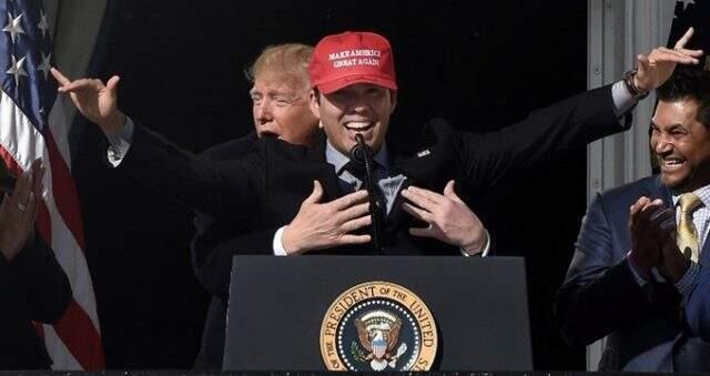 Trump, Beyaz Saray'da beyzbol oyuncusu Kurt Suzuki'ye arkasından sarıldı