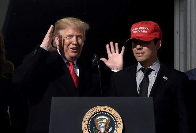 Trump'ın beyzbol oyuncusuna arkadan sarılması olay oldu