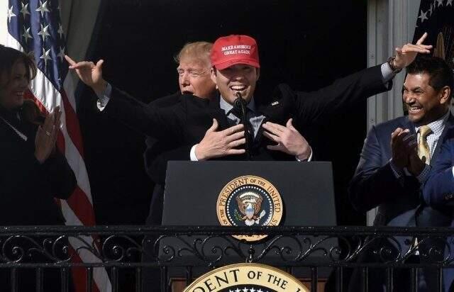 Trump'ın beyzbol oyuncusuna arkadan sarılması olay oldu
