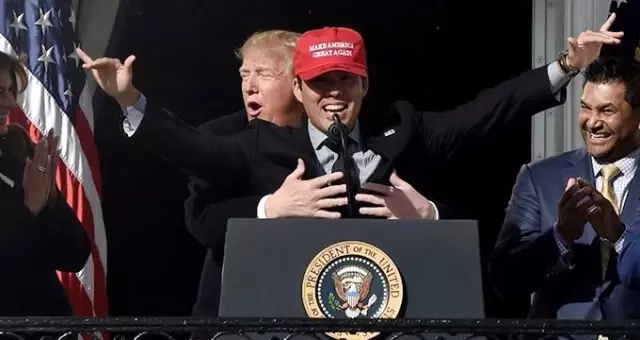 Trump'ın beyzbol oyuncusuna arkadan sarılması olay oldu