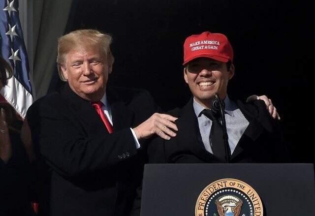 Trump'ın beyzbol oyuncusuna arkadan sarılması olay oldu