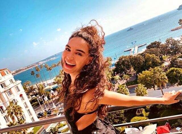 Ünlü oyuncu Ebru Şahin, köy okullarında okuyan çocuklara bot ve mont gönderdi