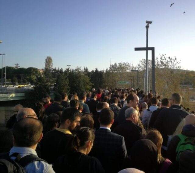 Altunizade metrobüs durağında yine izdiham yaşandı! Yoğunluktan durağa giremediler