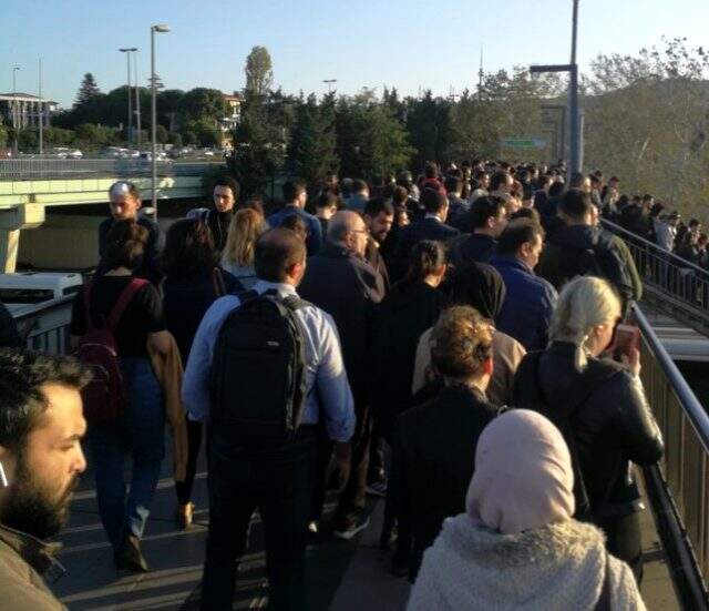 Altunizade metrobüs durağında yine izdiham yaşandı! Yoğunluktan durağa giremediler