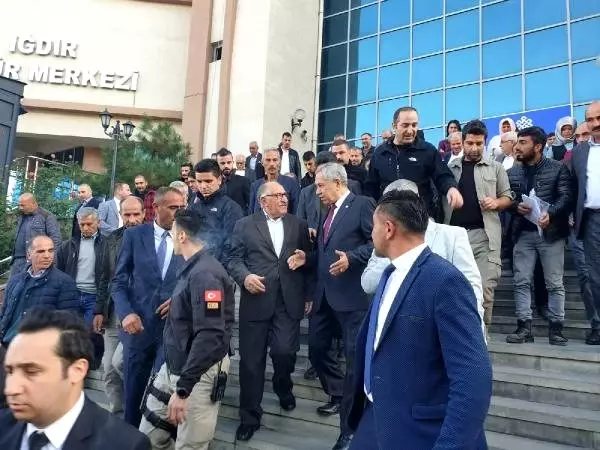 Arınç: AK Parti Türkiye'nin sigortası, sigortayı attırmamak lazım Arınç: AK Parti Türkiye'nin sigortası, sigortayı attırmamak lazım