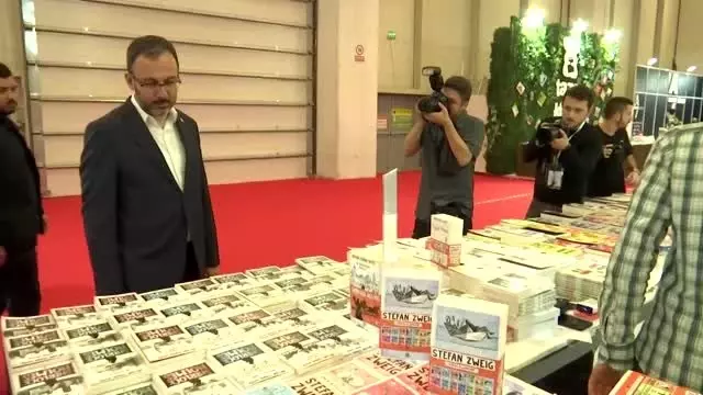 Bakan Kasapoğlu, kitap fuarını ziyaret etti Bakan Kasapoğlu, kitap fuarını ziyaret etti