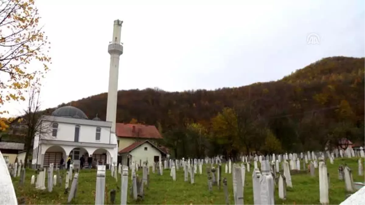 Bosna Hersek'te rüzgar minareyi devirdi