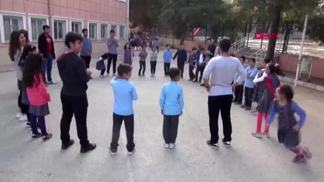 Burdur ilkokul öğrencileri, derse drama eğitimiyle başlıyor Burdur ilkokul öğrencileri, derse drama eğitimiyle başlıyor