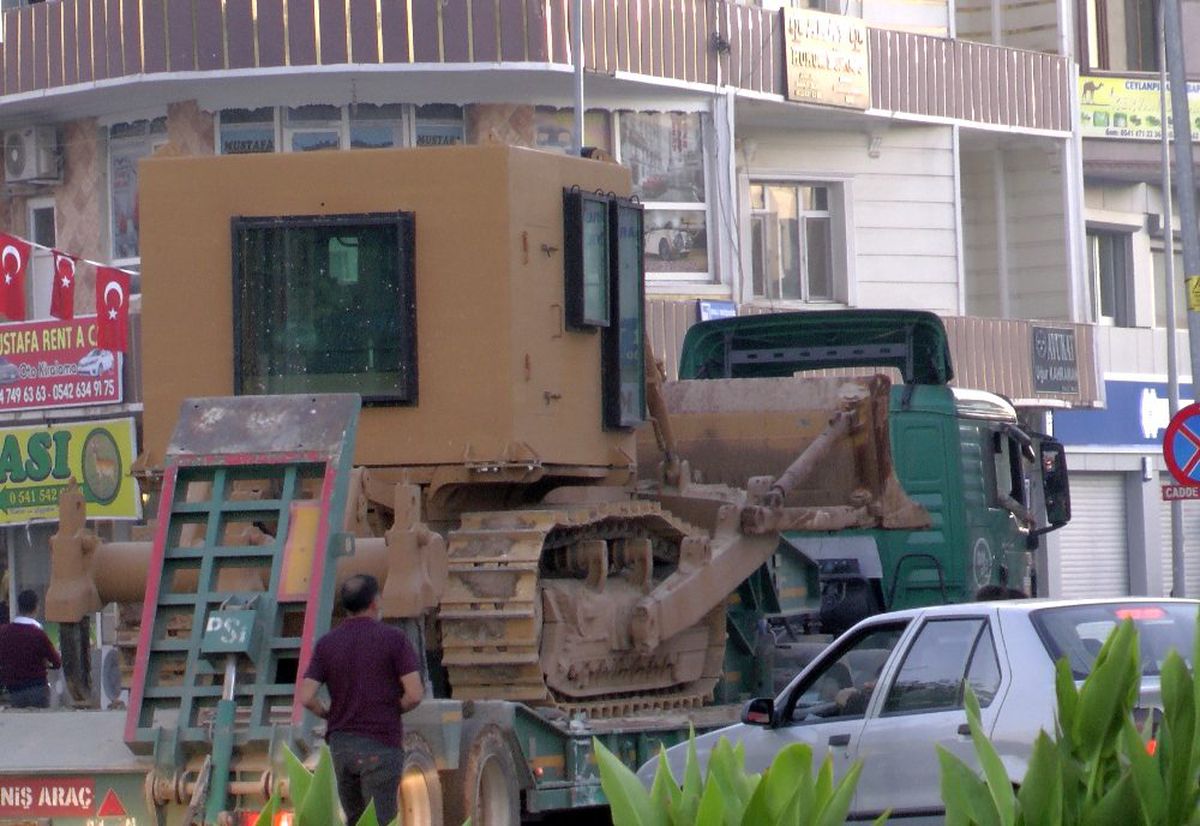 Ceylanpınar'a zıhlı askeri iş makinesi sevkiyatı