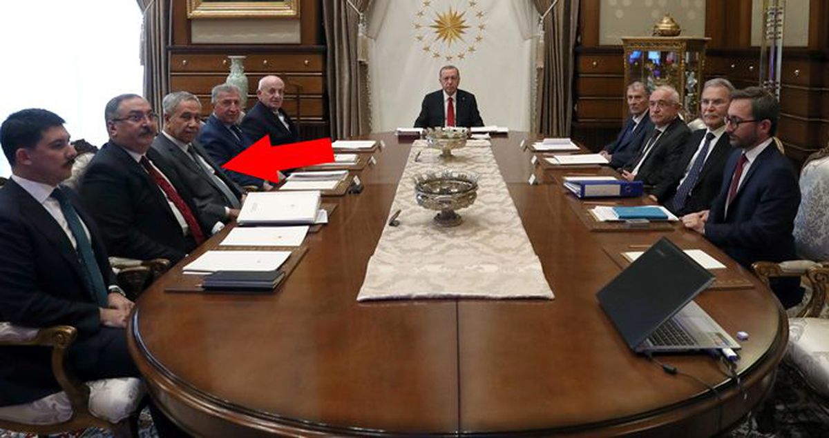 Çıkışlarıyla tepki çeken Arınç, Erdoğan'ın yanındaki yerini kaybetti
