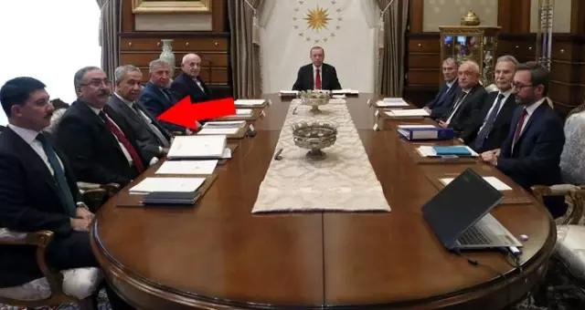 Çıkışlarıyla tepki çeken Arınç, Erdoğan'ın yanındaki yerini kaybetti