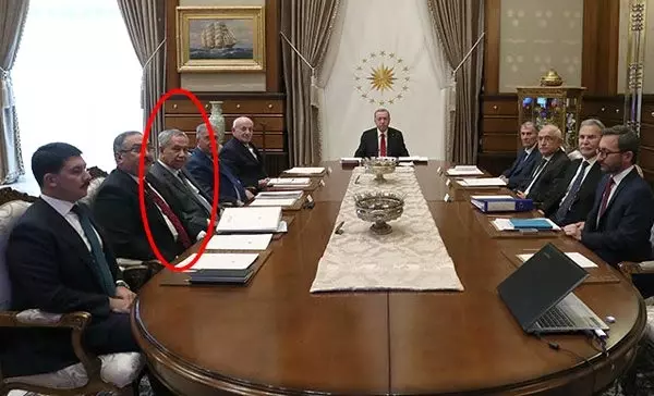 Çıkışlarıyla tepki çeken Arınç, Erdoğan'ın yanındaki yerini kaybetti Çıkışlarıyla tepki çeken Arınç, Erdoğan'ın yanındaki yerini kaybetti
