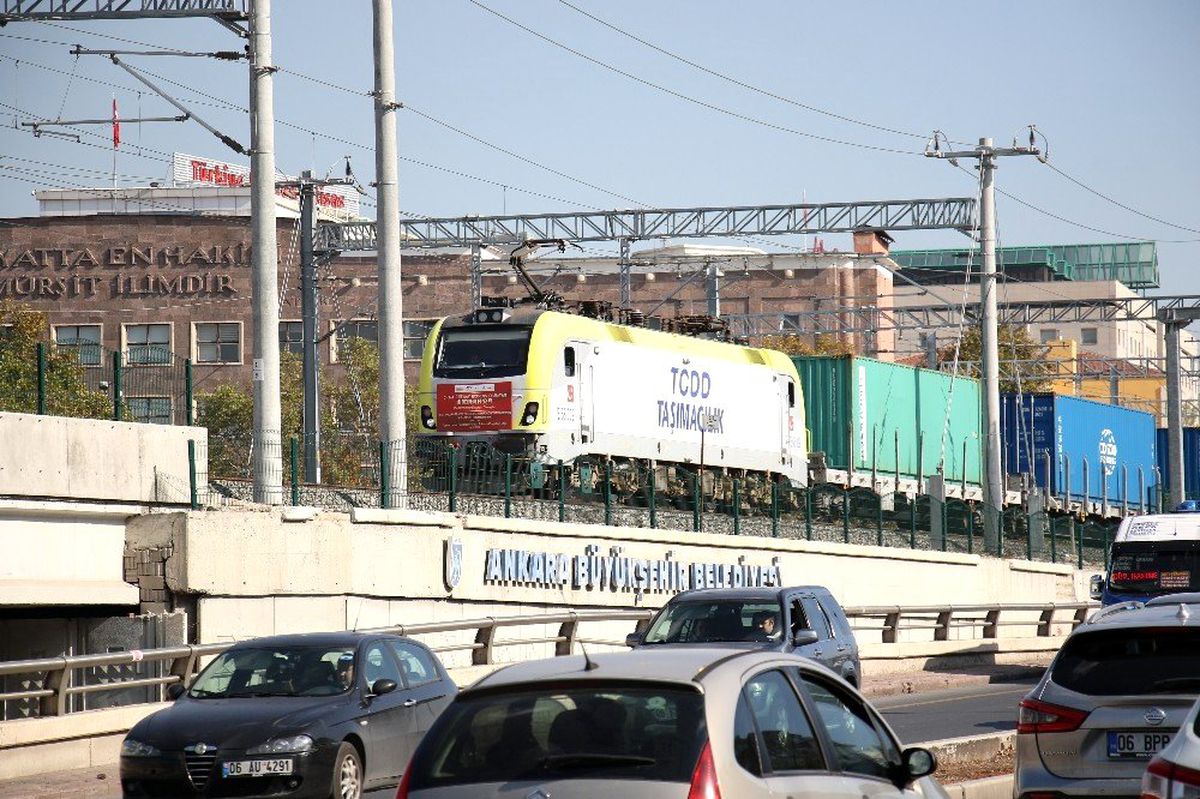 Çin'den gelen yük treni tarihi geçiş için hareket saatini bekliyor