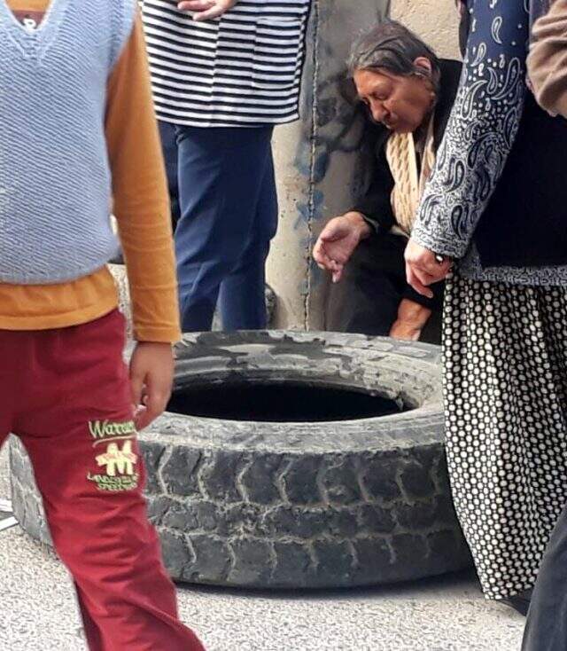 Çocukların oyun oynamak için yuvarladığı kamyon lastiği 2 kadına çarptı: 1 ölü, 1 yaralı
