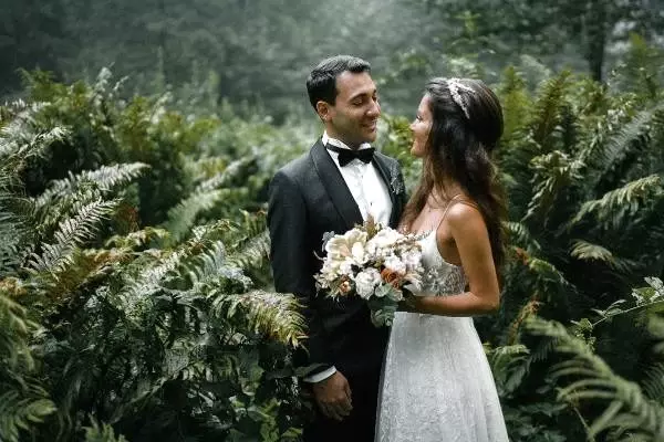 Doğada düğün fotoğrafları çektiren çift, yağmura yakalandı Doğada düğün fotoğrafları çektiren çift, yağmura yakalandı