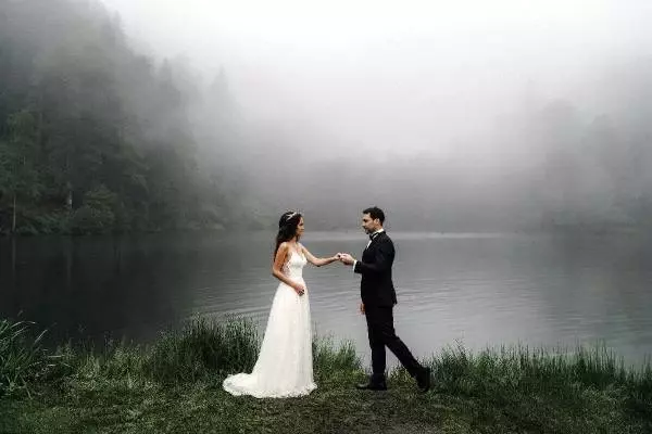 Doğada düğün fotoğrafları çektiren çift, yağmura yakalandı Doğada düğün fotoğrafları çektiren çift, yağmura yakalandı