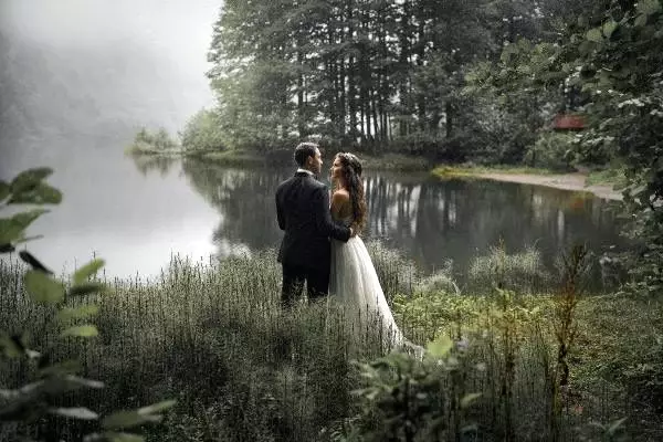 Doğada düğün fotoğrafları çektiren çift, yağmura yakalandı Doğada düğün fotoğrafları çektiren çift, yağmura yakalandı