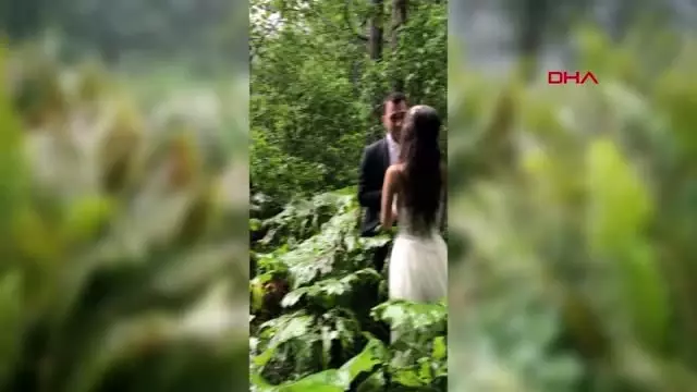 Doğada düğün fotoğrafları çektiren çift, yağmura yakalandı Doğada düğün fotoğrafları çektiren çift, yağmura yakalandı