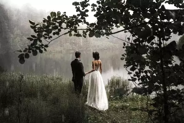 Doğada düğün fotoğrafları çektiren çift, yağmura yakalandı Doğada düğün fotoğrafları çektiren çift, yağmura yakalandı