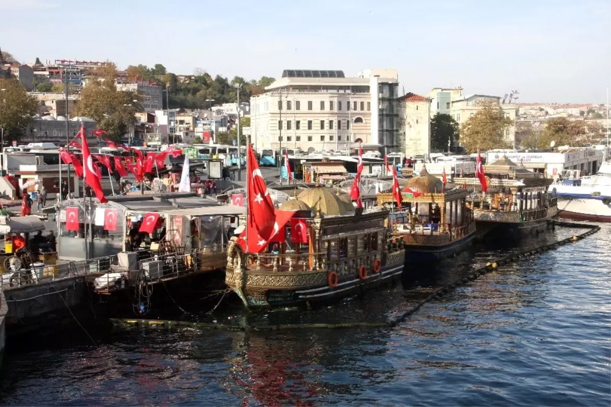 Eminönü'ndeki balıkçı teknelerinde satış devam ediyor
