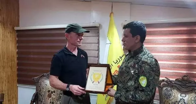 Evanjelist örgüt lideri David Eubank, YPG'li terörist Mazlum Kobani ile birlikte görüntülendi! Evanjelist örgüt lideri David Eubank, YPG'li terörist Mazlum Kobani ile birlikte görüntülendi!