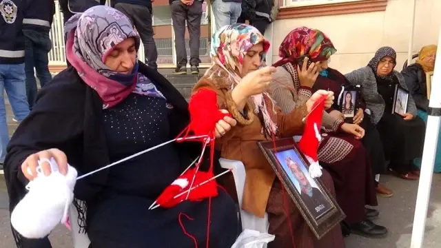 Evlat nöbetindeki anneler Türk bayraklı atkı örüyor Evlat nöbetindeki anneler Türk bayraklı atkı örüyor