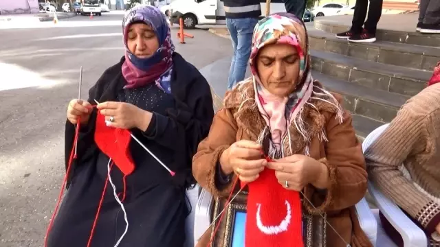 Evlat nöbetindeki anneler Türk bayraklı atkı örüyor Evlat nöbetindeki anneler Türk bayraklı atkı örüyor