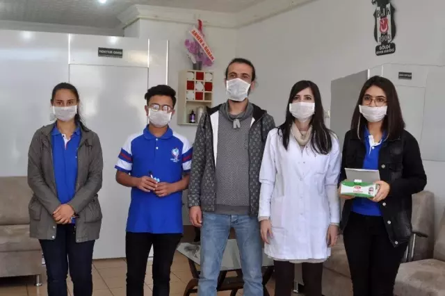 Farkındalık oluşturmak için maske dağıttılar