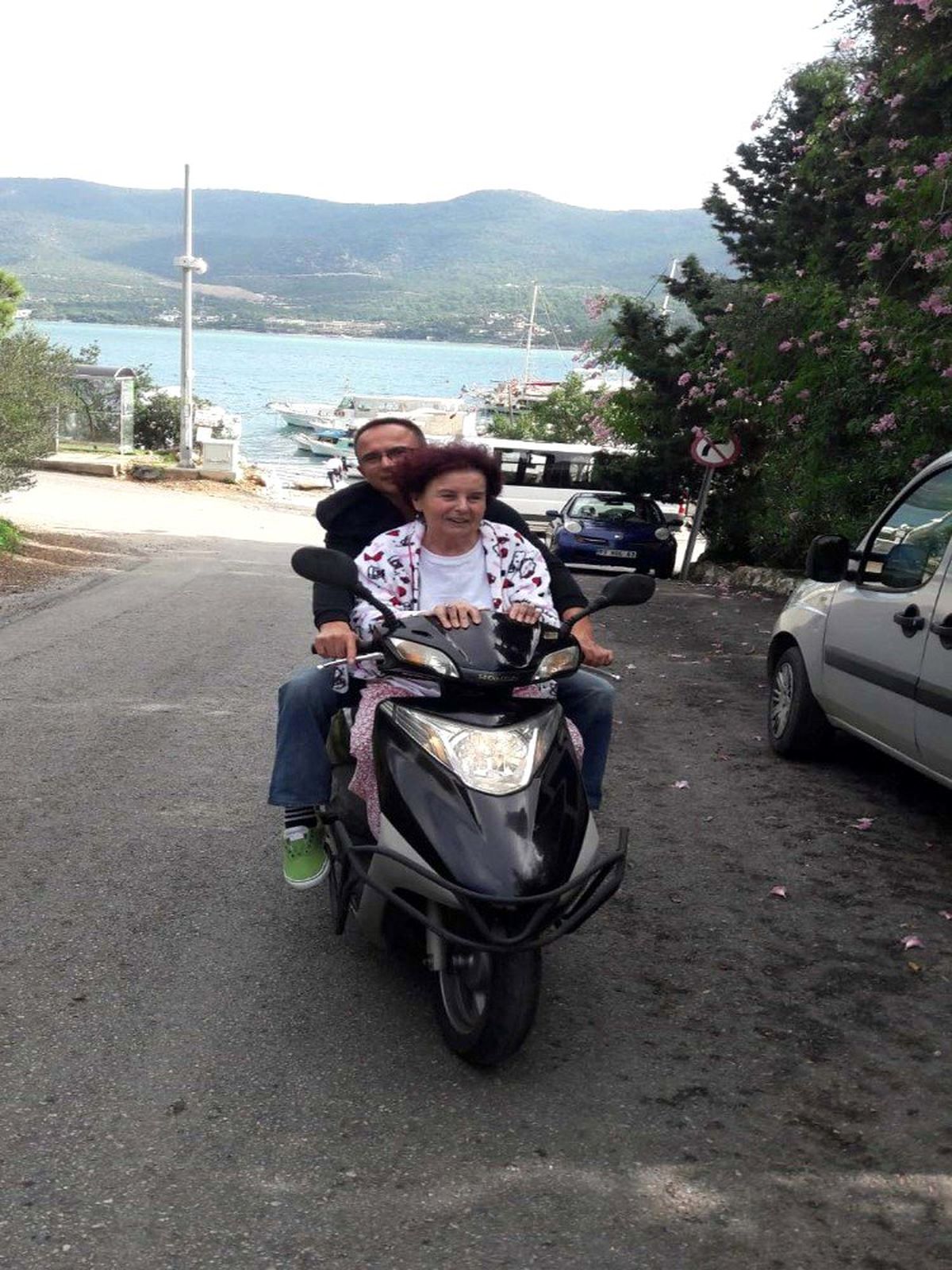 Fatma Girik Bodrum sokaklarında motosiklet turu attı