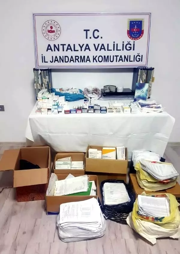 Dolandırıcı doktorun muayenehanesinde FETÖ elebaşı Gülen'in kitabı bulundu