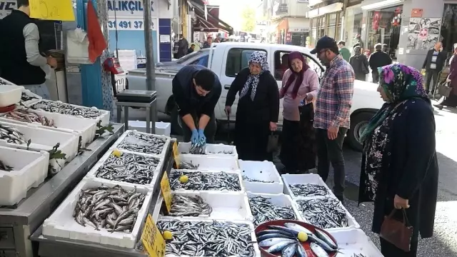 Hamsi 5 liraya düştü, vatandaşlar balıkçılara akın etti Hamsi 5 liraya düştü, vatandaşlar balıkçılara akın etti