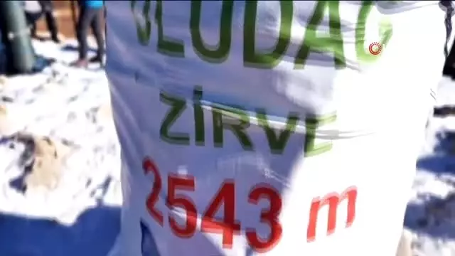 İlk karla birlikte Uludağ'ın zirvesine tırmandılar